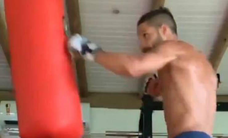 Diego, do Flamengo, posta vídeo treinando golpes e brinca com Aldo