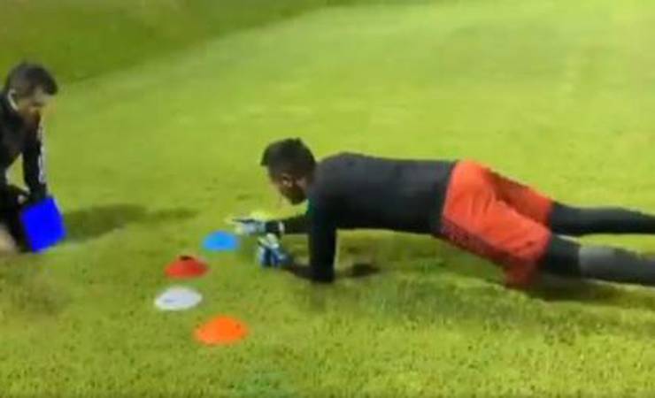 VÍDEO: Diego Alves investe em tecnologia e treina reflexos