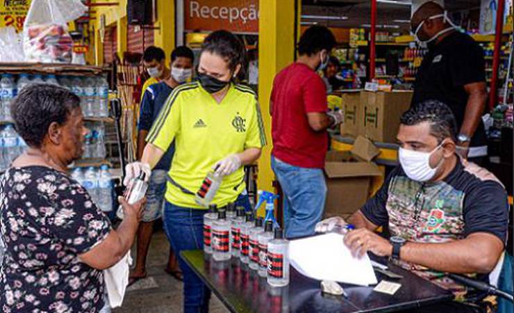 Flamengo faz doação de álcool em gel e cestas básicas em comunidade do Rio