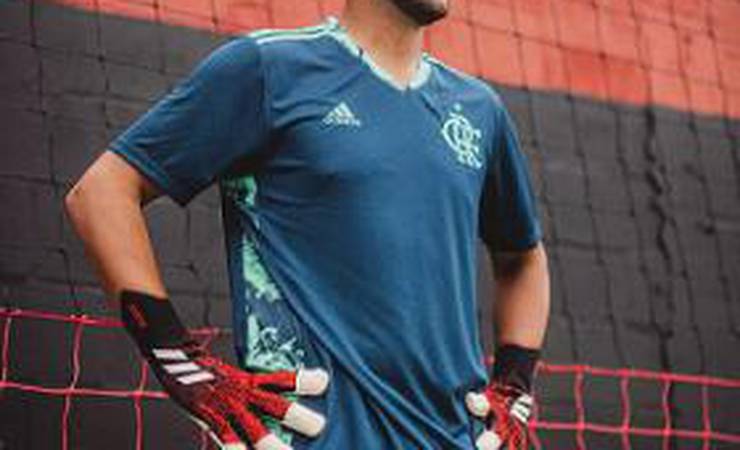 Nova camisa de goleiro do Flamengo é lançada em data especial; veja