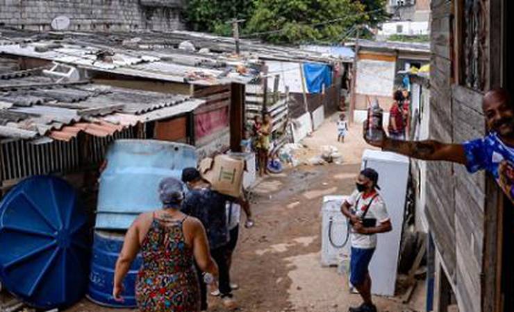 Flamengo faz nova doações de álcool em gel e cestas básicas em comunidades do Rio