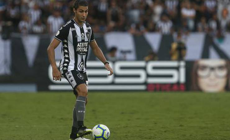 Por dificuldade em renovação, Botafogo coloca Marcinho 'à venda'