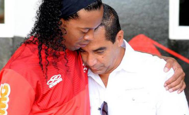 Zinho revela 'mico' e 'problemas seríssimos' por causa de Ronaldinho no Flamengo