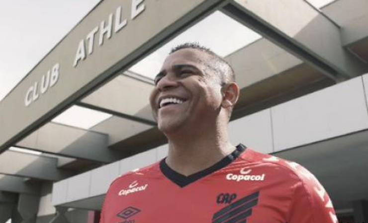 VÍDEO: Relacionado e mais magro, Walter aparece sem camisa e brinca: 'Vou comemorar como o Gabigol'
