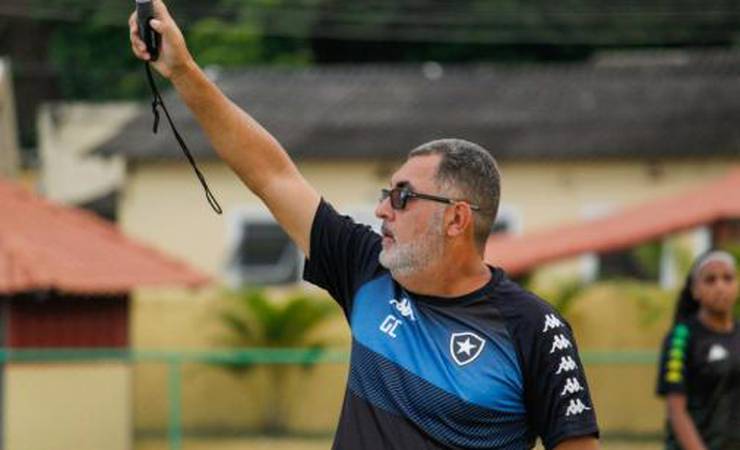 Técnico do Botafogo critica parceria do Flamengo no futebol feminino: 'É uma vergonha'