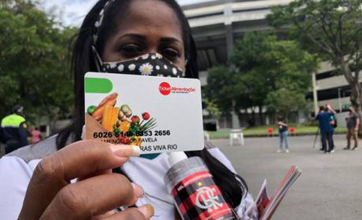 Flamengo inicia doações de cartões alimentícios, máscaras e álcool em gel a ambulantes