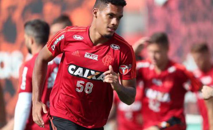 Jovem do Flamengo é oficializado como reforço de Apoel, do Chipre