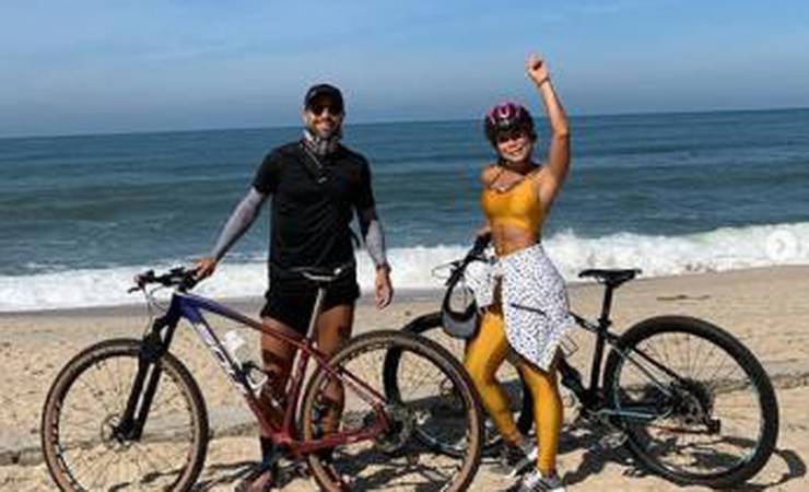 Capitão do Flamengo, Diego passeia de bicicleta em praia do Rio de Janeiro