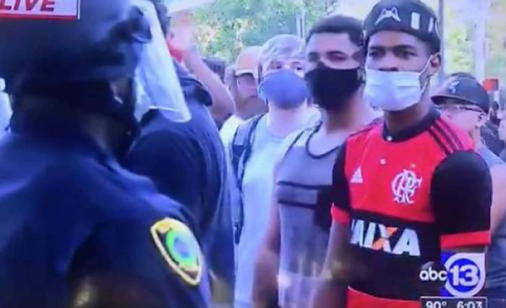 Torcedor do Fla surge na linha de frente durante protesto antirracista nos EUA; assista