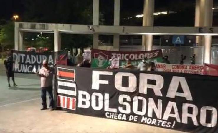 Torcedores protestam no Maracanã contra o presidente Jair Bolsonaro