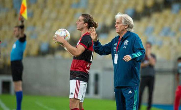 Sem máscara durante jogo, Jorge Jesus descumpre protocolo da Ferj