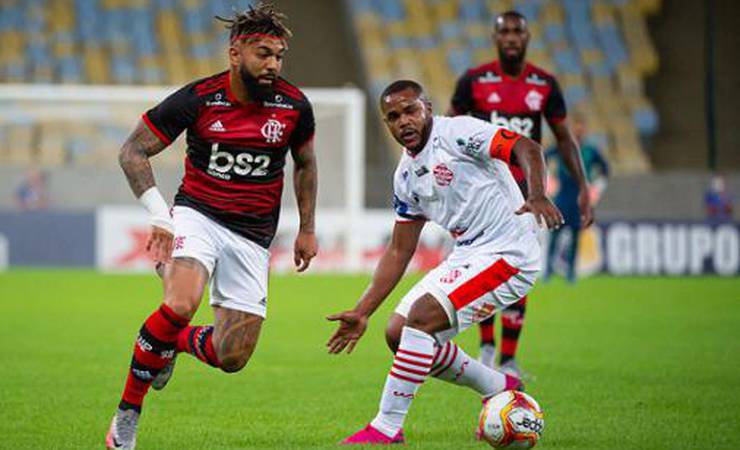 'Quantos morreram nos hospitais em volta do Maraca durante jogos?', diz narrador da Fox Sports