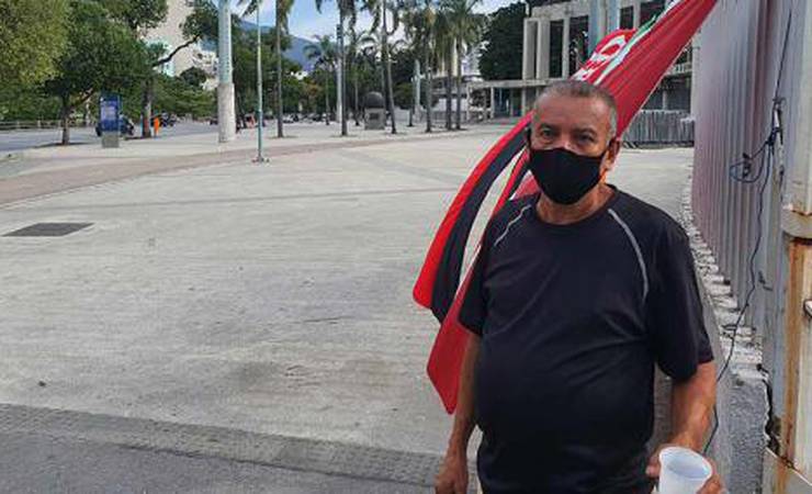 A dura vida de um vendedor de bandeiras num Fla-Flu sem público