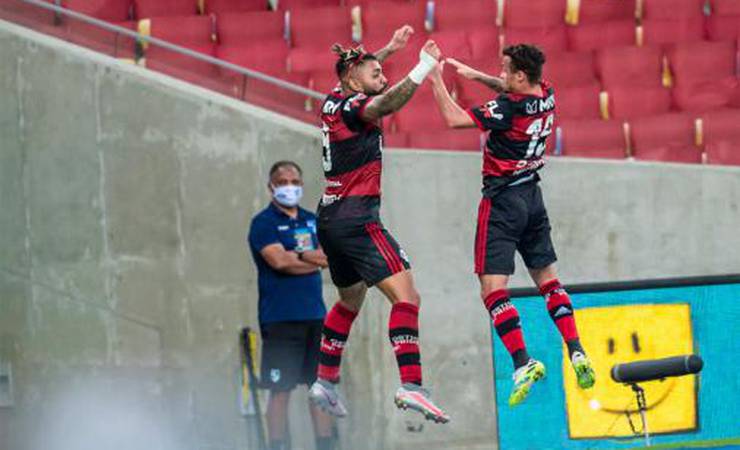 Flamengo vence o Fluminense e abre vantagem na decisão do Carioca