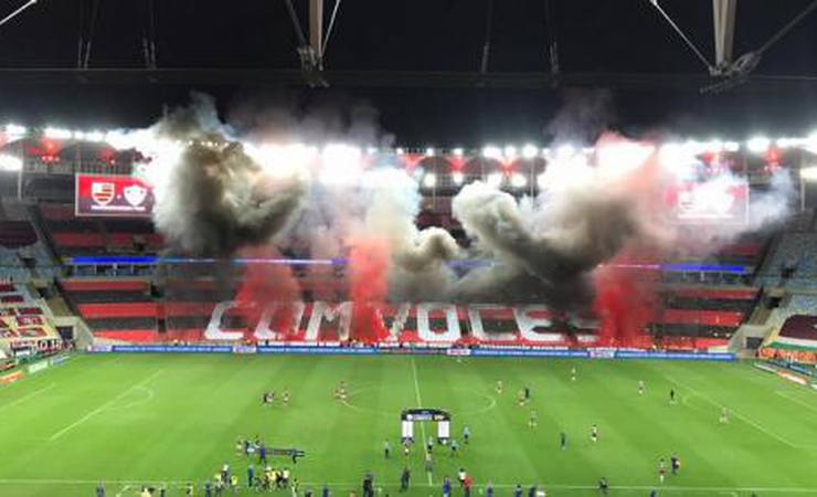 Faixas, mosaico, cantos e fumaça: Flamengo tenta transformar ambiente do Maracanã