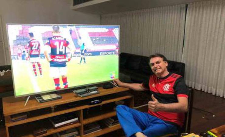 Jair Bolsonaro publica foto com camisa do Flamengo assistindo final do Carioca