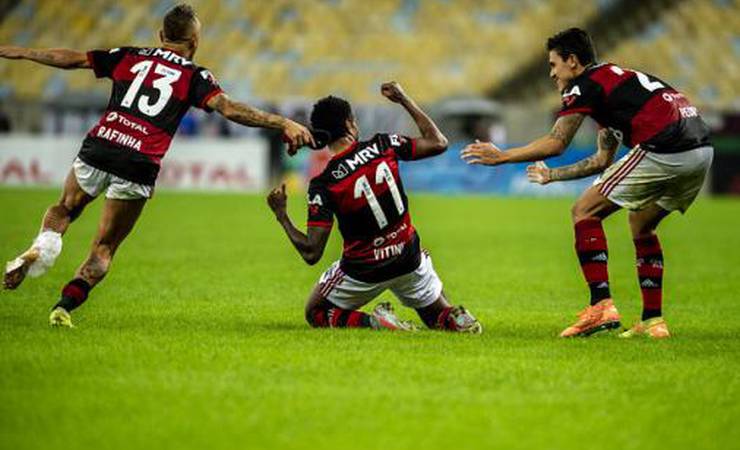 Vitinho comemora taça e estrela em finais pelo Flamengo: 'Pelo segundo ano, faço o gol do título'