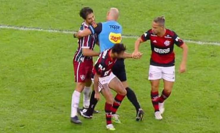 Denilson brinca com 'drible feio' de Michael em final do Carioca: 'Tem que ver meu DVD'