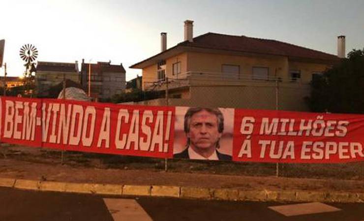 Torcida do Benfica prepara faixa para receber Jorge Jesus em aeroporto