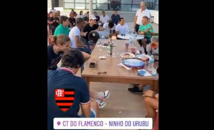 Com churrasco e samba, Jesus se despede do elenco do Flamengo no CT