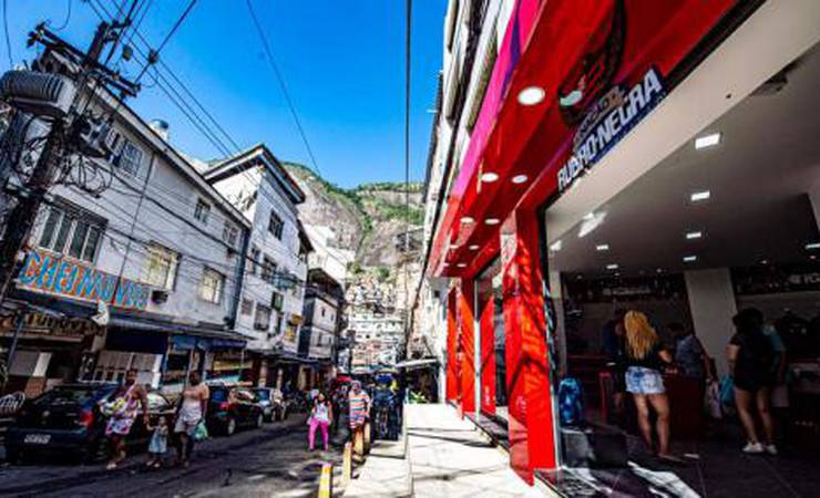 Com rubro-negros locais empregados, Flamengo inaugura loja na Rocinha