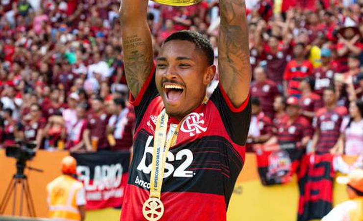Radialista chama Vitinho de 'm****' em transmissão; Flamengo e atacante repudiam