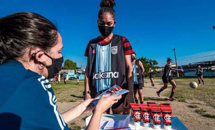 Campanha 'Nação Solidária' do Flamengo ajuda atletas do futebol feminino do Rio de Janeiro