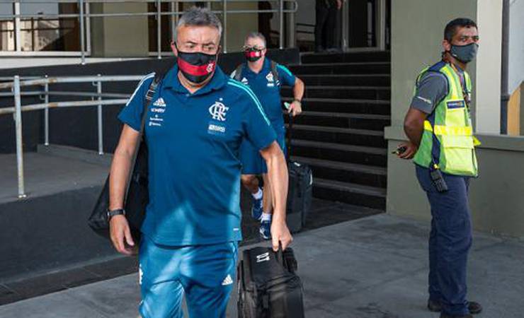 Pedrinho cita impaciência com Domènec no Flamengo e alerta: 'Precisam respeitar a ideia de jogo'