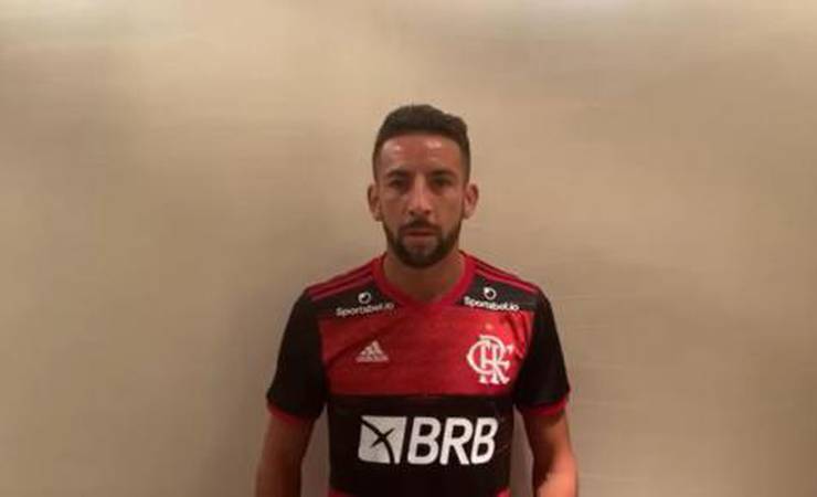 Flamengo anuncia o lateral-direito Mauricio Isla, novo camisa 44