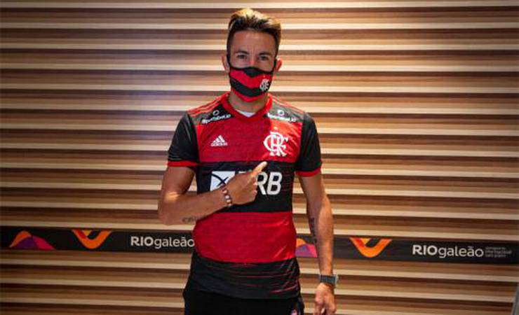 Ao avisar que havia acertado com o Flamengo, Isla ouviu de Vidal: 'Me espera mais dois anos que posso ir'