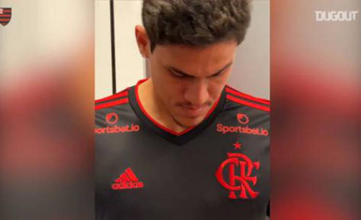 VÍDEO: Bastidores da sessão de fotos da terceira camisa do Flamengo
