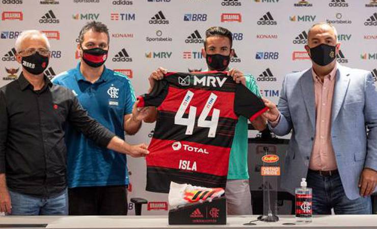 Isla inicia atividades no Flamengo, é apresentado e se põe à disposição para estrear: 'É um desafio lindo'