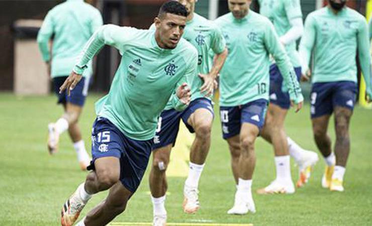Flamengo informa valores das vendas de Vinícius Souza e Caio Roque; ida de Paquetá ao Lyon gera receita