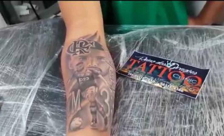 Torcedor faz homenagem e tatua rosto de Thiago Maia com escudo do Flamengo: 'Que sensacional'