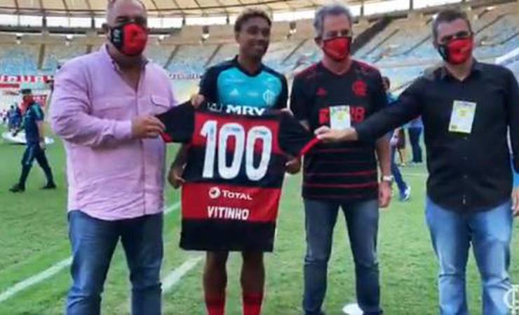 Vitinho recebe homenagem pelos 100 jogos no Flamengo; veja os lances do atacante!