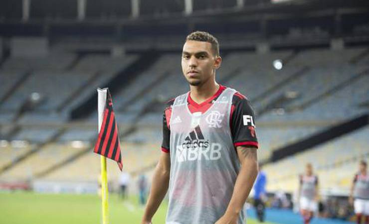 Jovem celebra passe para Gabigol e é elogiado por treinador do Flamengo