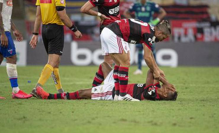 Pedro Rocha volta a treinar com o grupo do Flamengo após um mês