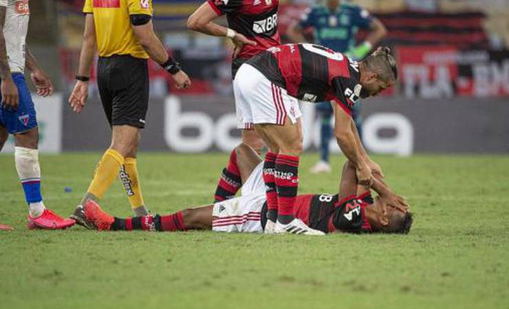 Pedro Rocha, atacante do Flamengo, sofre lesão e inicia tratamento no CT