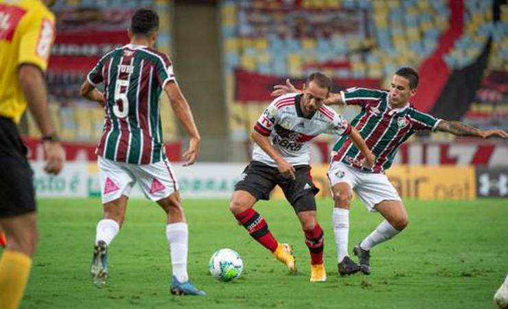 Meia defende estratégia de Dome no Flamengo: 'Elenco forte é para isso'