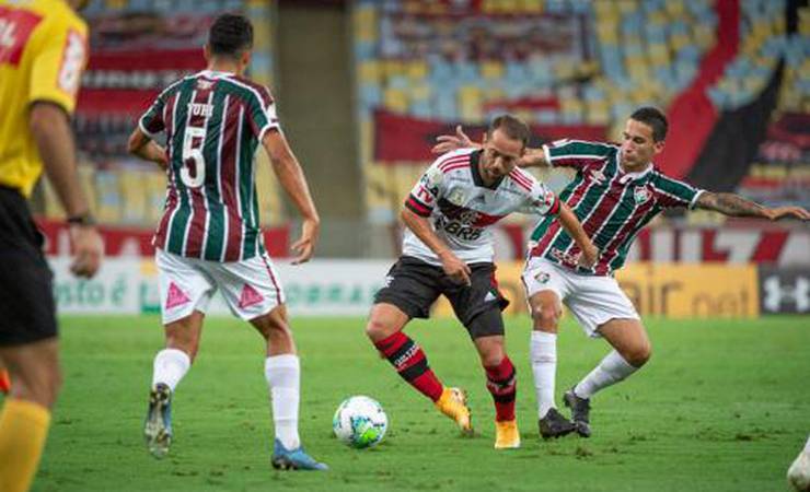 Tite marca presença no Fla-Flu, que tem protesto dos atletas antes da bola rolar