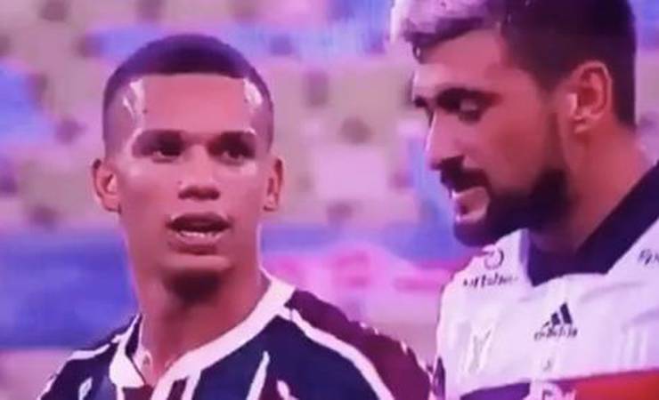 Cena sugere que lateral do Flu pediu camisa de Arrascaeta durante clássico e tricolores ficam na bronca