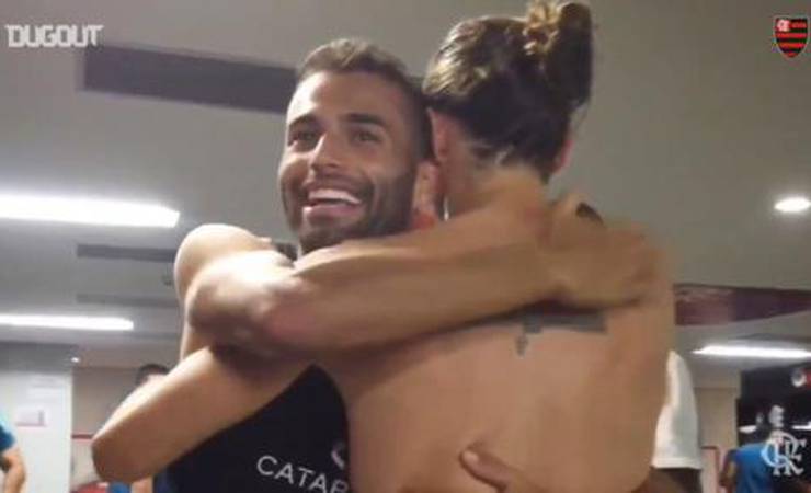 Veja festa dos jogadores do Flamengo no vestiário após vitória sobre o Flu