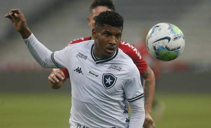Rhuan deve ser titular do Botafogo contra o Flamengo; veja provável time