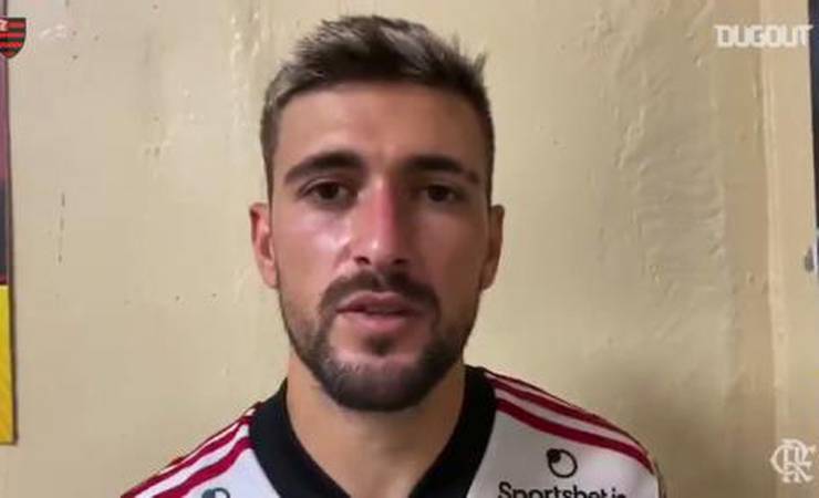 Arrascaeta vibra com desempenho do Flamengo em vitória no Equador