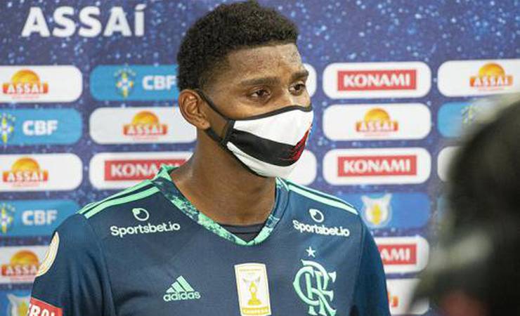 Há um ano, Hugo Souza estreava pelo Flamengo contra o Palmeiras; goleiro passou de titular a terceiro reserva