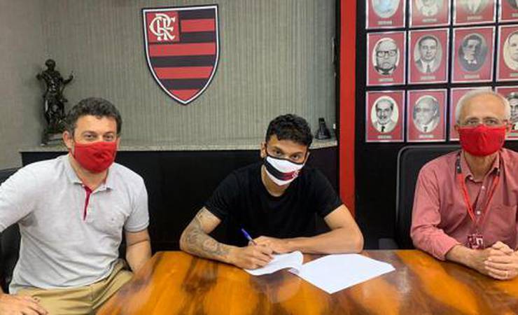 Flamengo renova com volante da Colômbia; contrato vai até 2021
