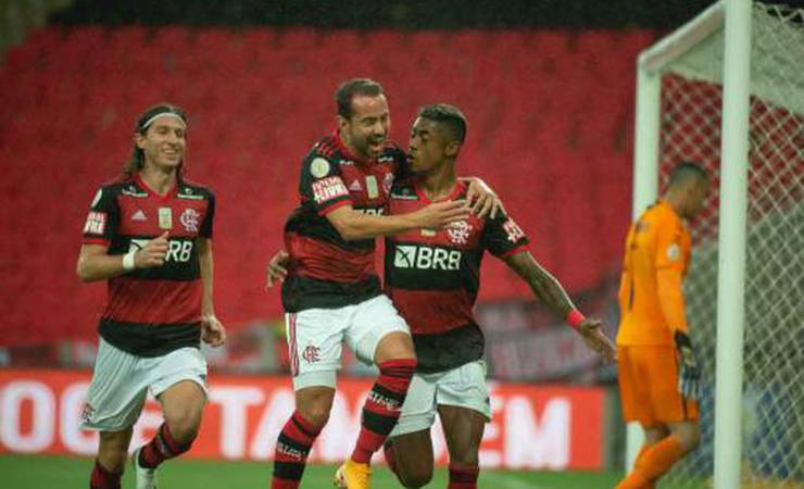 Flamengo 'perde' dupla de meias e Dome tem desafio para substituí-la
