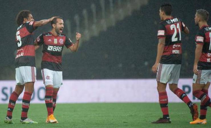 Voando! Com 32 jogos a menos, Everton Ribeiro iguala a marca de gols da temporada passada