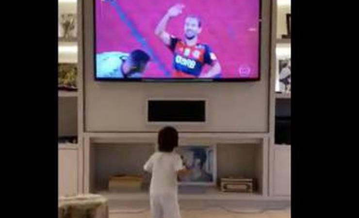 Comemoração do filho de Everton em gol do Fla viraliza e é citada pela Fifa