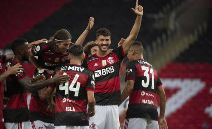 Mais perto do líder, Flamengo iguala campanha de 2019 após 13 rodadas